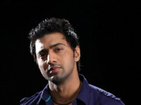 Video: Kolkata's Chiranjeevi -- actor Dev left red-faced during voting