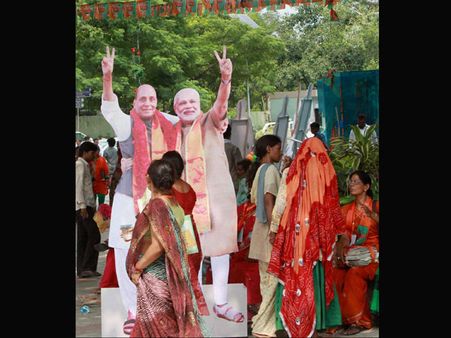 BJP meeting sees many MPs in saffron hues