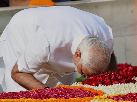 Ahead of swearing-in ceremony, Modi visits Rajghat, Vajpayee (Pics)