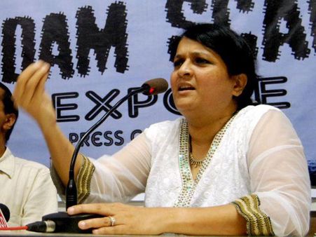 Another blow for AAP as Anjali Damania, Preeti Sharma quit party
