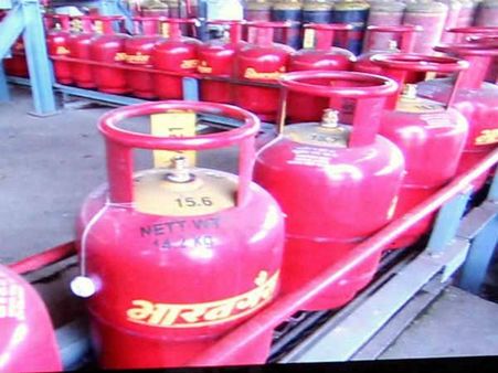 Govt puts on hold hike in LPG, kerosene rates