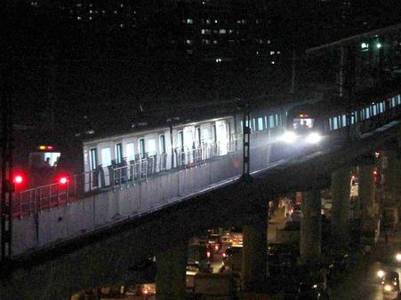 Mumbaikars experience monsoon inside Metro train, thanks to a leaky roof