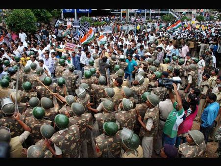 Congress workers stage protest against Rail Budget