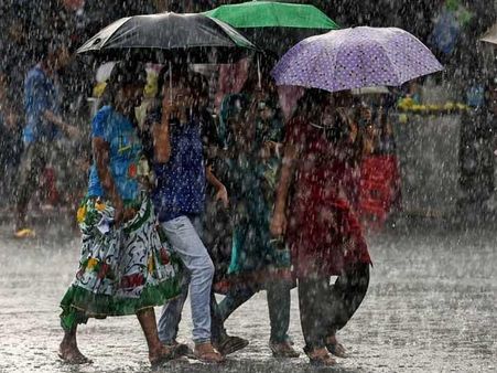 Another humid morning in Delhi, rainfall expected