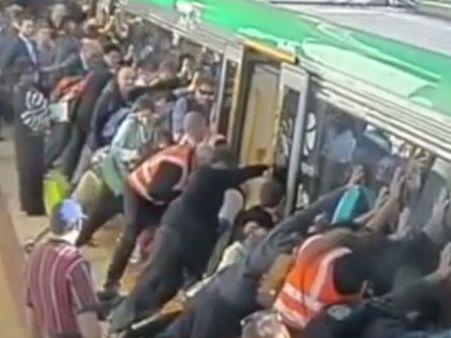 Video: Australia shows the Power of people, a train tilted to rescue a passenger in Perth