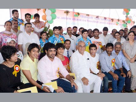 Haryana govt hands over 'empty envelopes' to 2 CWG players