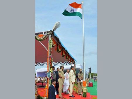 Chandrababu Naidu hoists tricolour in Kurnool