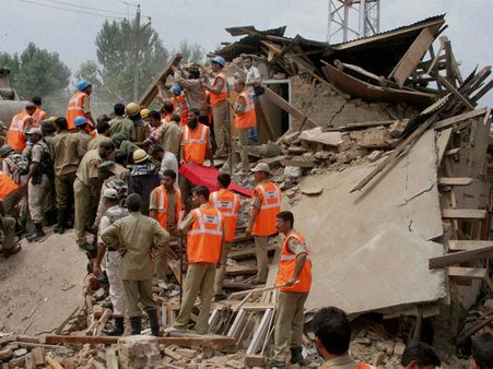 Six rescued after building collapses in Srinagar, more feared trapped