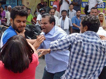 UP: Brave woman saves husband from goons in the land of rapes