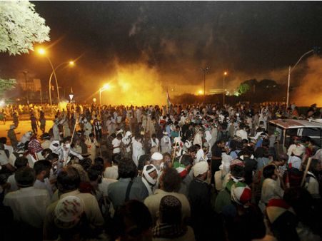 Talks to end crisis in Pakistan gaining momentum