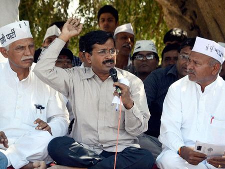 Kejriwal slams BJP for not taking decision on e-rickshaws