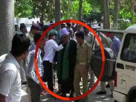 Man slaps cleric who made objectionable remarks on 'Navratri'