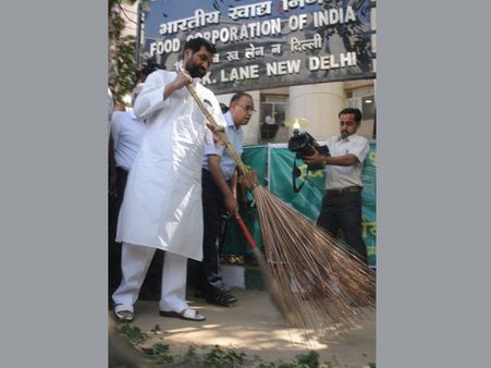 Ram Vilas Paswan kicks off ‘Swachh Bharat Abhiyan’ at Food Corporation of India