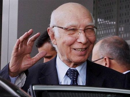 Look who is talking! Sartaj Aziz blames India for ceasefire violations