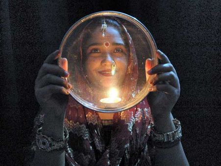 #FastForHer: Husbands to fast for wives this Karwa Chauth!
