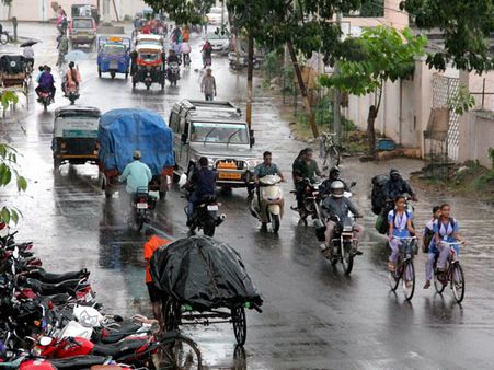 Hudhud loses intensity, wind speeds down to 80-90kmph: IMD