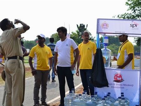 Mysore Dussehra Special: SPI techies snub blazing Sun to help thirsty people with water