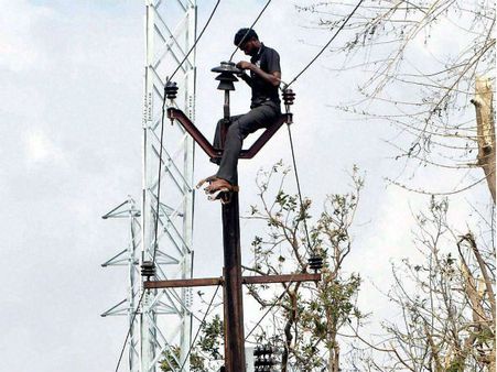 Hudhud: Efforts on to restore water, power supply in cyclone-hit AP