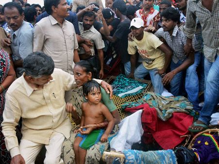 Hudhud: Andhra CM Chandrababu Naidu stays awake in Vizag to monitor recovery
