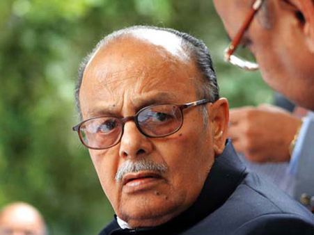 Arjun Singh washes hands off Bhopal Gas Tragedy