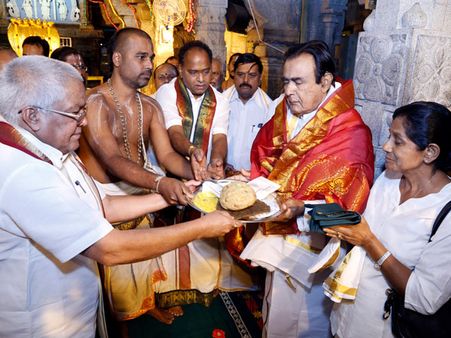 Lankan PM offers worship at Tirupati shrine