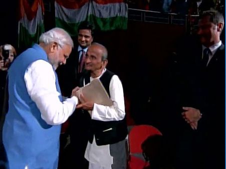 Soothing the ailing heart: Narendra Modi meets cancer-stricken cartoonist in Sydney