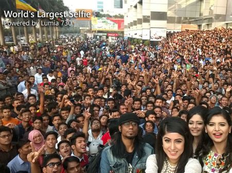 OMG! Bangladeshis click world’s largest selfie