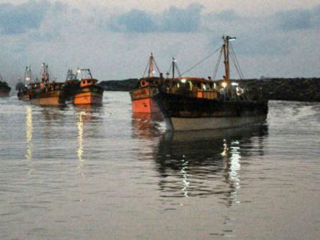 10 Indian fishermen caught bartering with Pakintani anglers