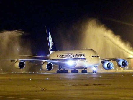 Singapore Airlines jet catches fire during emergency landing