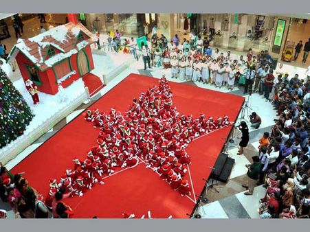 Obama's Christmas in Hawaii: Carols, calls to US troops