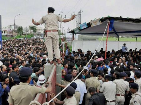Surat police make 'terrorists' wear skullcaps in mock drill