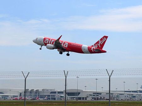 AirAsia flight QZ8501 took 'unbelievably steep climb' before it crashed into Java Sea: Reports