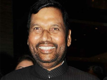 Paswan doubts merger of erstwhile 'Janata Parivar', terms it a 'misleading family'