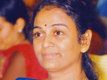 Yet another set back for MNS! Former Mumbai Mayor Shubha Raul back in Shiv Sena