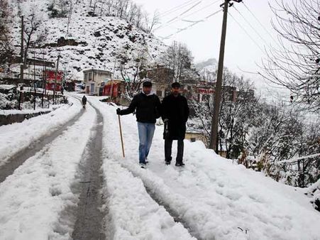 J&K: Tourists rejoice after snowfall in Gulmarg, Udhampur