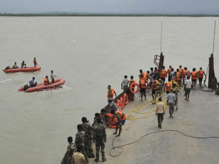 100 feared missing after boat sinks in Africa