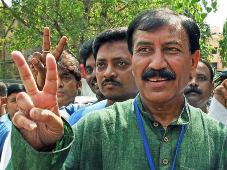 Non-bailable charge against Trinamool MP for slapping policeman