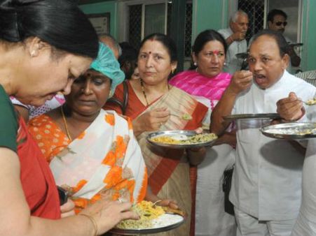 Government offers 'petticoat', 'dupatta' to female canteen employees