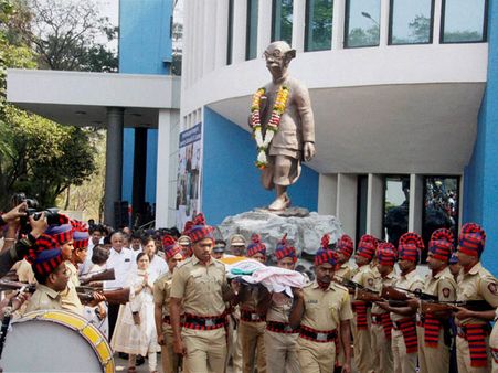 Legendary cartoonist RK Laxman accorded state funeral; Maha govt to set up memorial