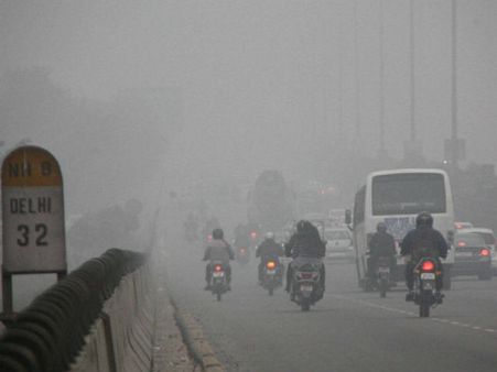 Cold wave persists in Delhi,fog disrupts schedule of 17 trains