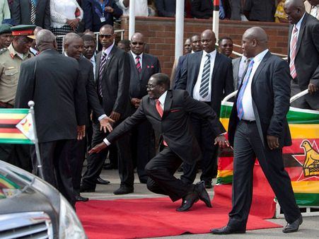 Video: When a 90-year-old president fell down in public