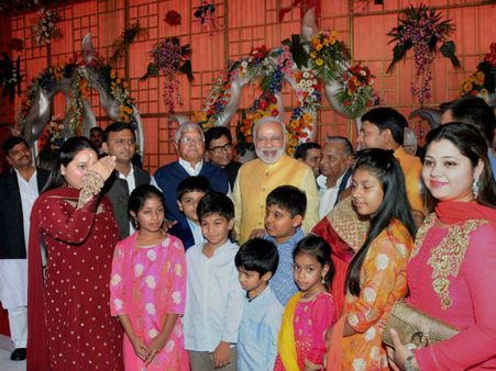 On way to Saifai, Modi makes brief stop in Agra