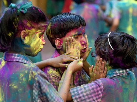 Defying swine flu, Mumbaikars revel in Holi colours