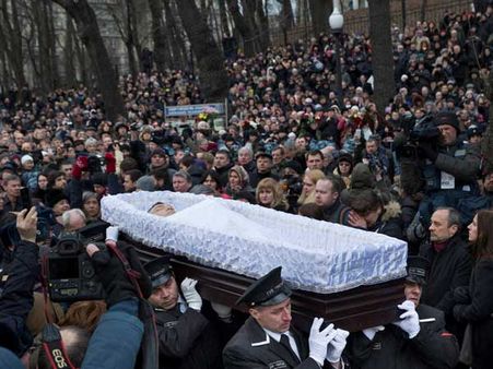 Nemtsov girlfriend says threatened: Ukraine