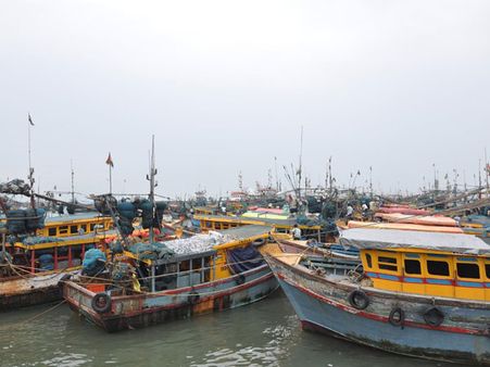 Guj boat mechanics apply for visa to Pakistan