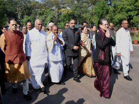 Coal Scam: Sonia Gandhi, Congress rally around 'upset' Manmohan Singh