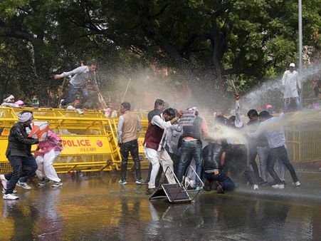 Youth Congress workers protest against Land Acquisition Bill