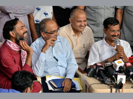 Prashant Bhushan, Yogendra Yadav may be expelled from AAP