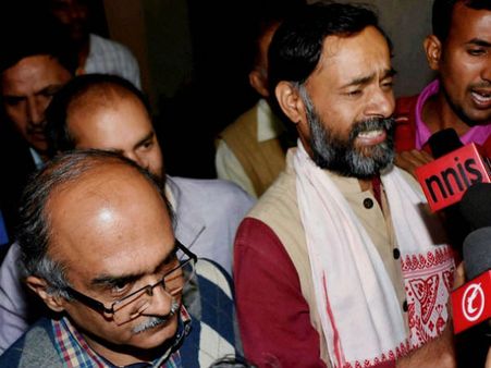 AAP drama turns violent: Yogendra Yadav, Prashant Bhushan allege manhandling by Kejriwal's goons