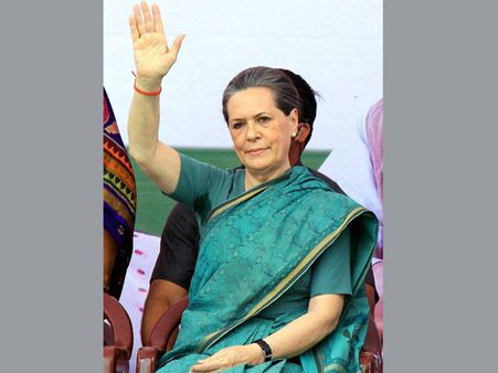 Sonia Gandhi meets rain-hit farmers in MP, assures support